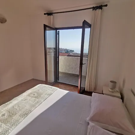 Luketa Apartment *